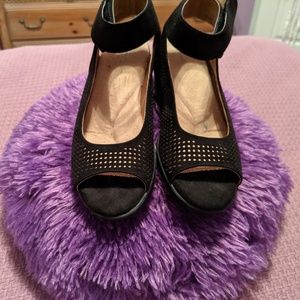 I love comfort black wedge shoes 9.5